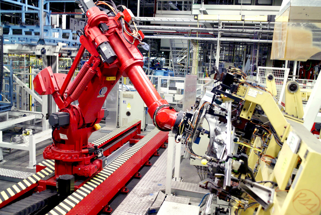 Красный робот в производстве.jpg